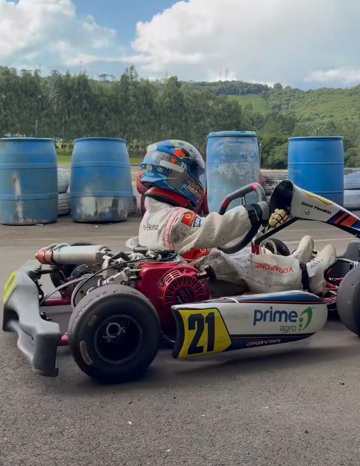 Vídeo mostra pai incentivando filho de 5 anos ao conduzir kart e emociona internautas com momento de cumplicidade e realização em família.