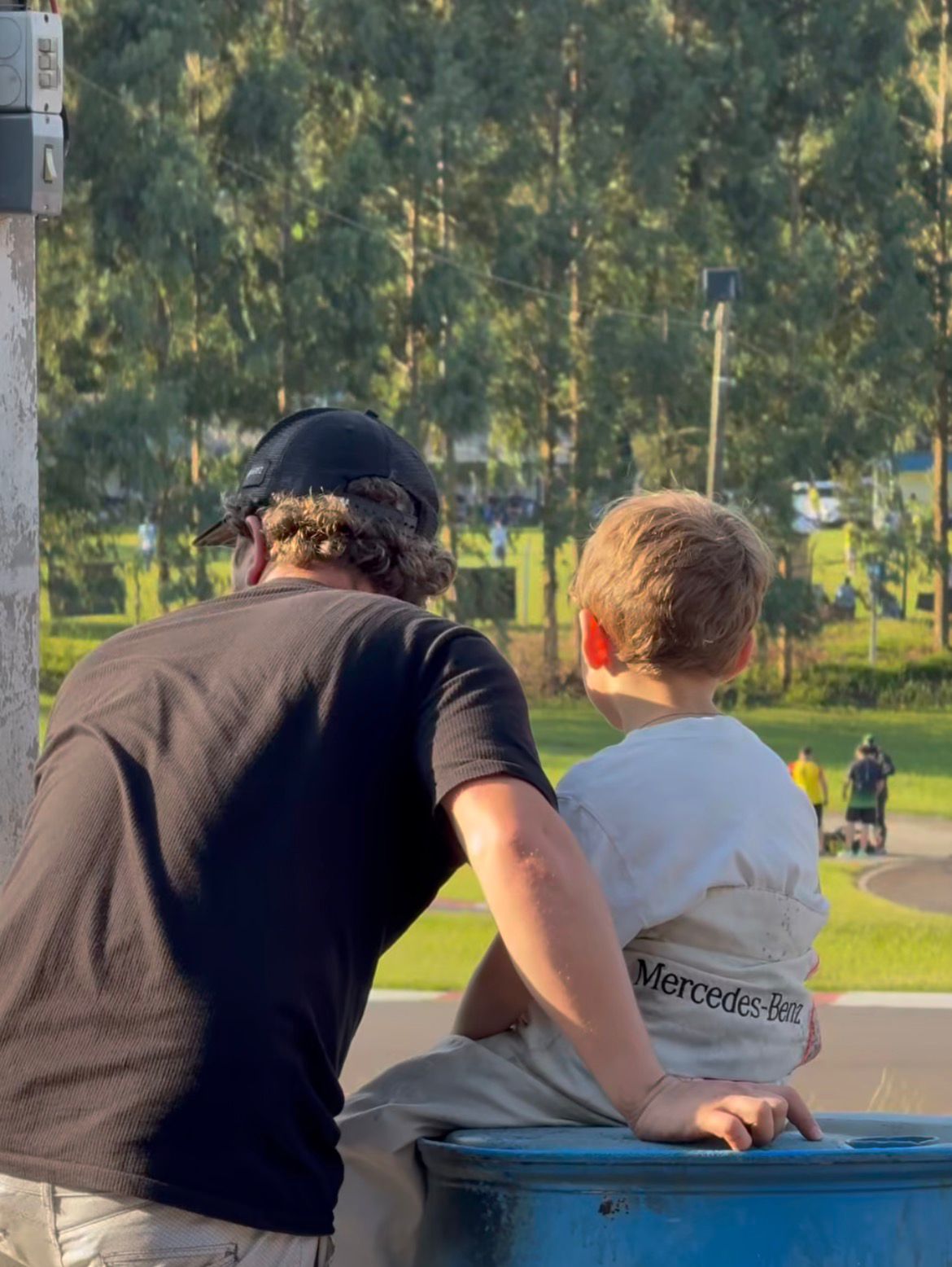 Vídeo mostra pai incentivando filho de 5 anos ao conduzir kart e emociona internautas com momento de cumplicidade e realização em família.