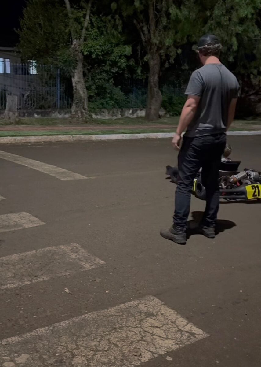 Vídeo mostra pai incentivando filho de 5 anos ao conduzir kart e emociona internautas com momento de cumplicidade e realização em família.