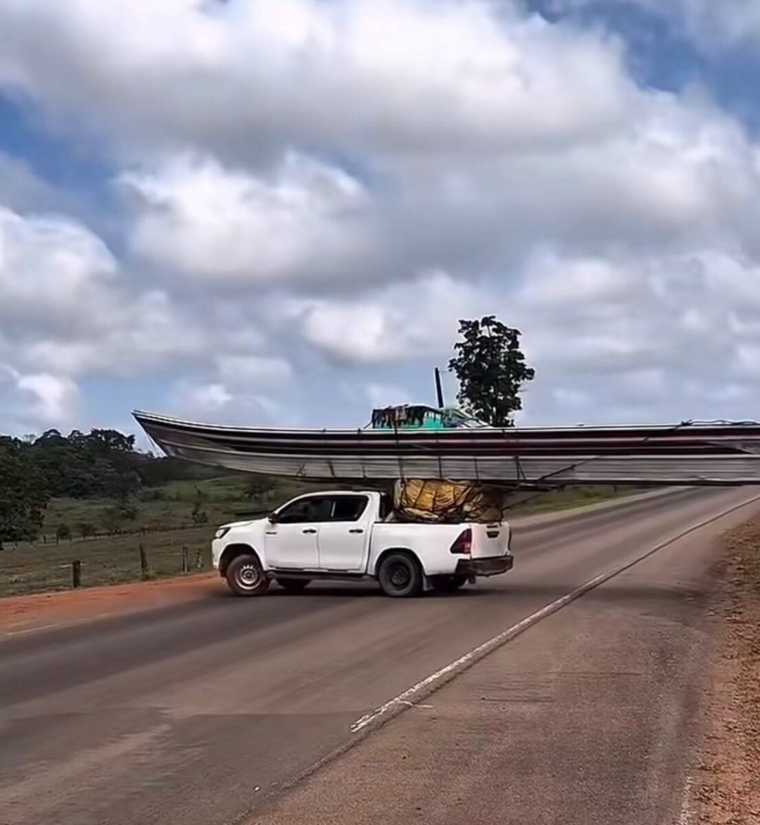  PRF flagra embarcação sendo transportada de forma irregular na BR-156 e alerta para riscos à segurança de motoristas e passageiros na rodovia.