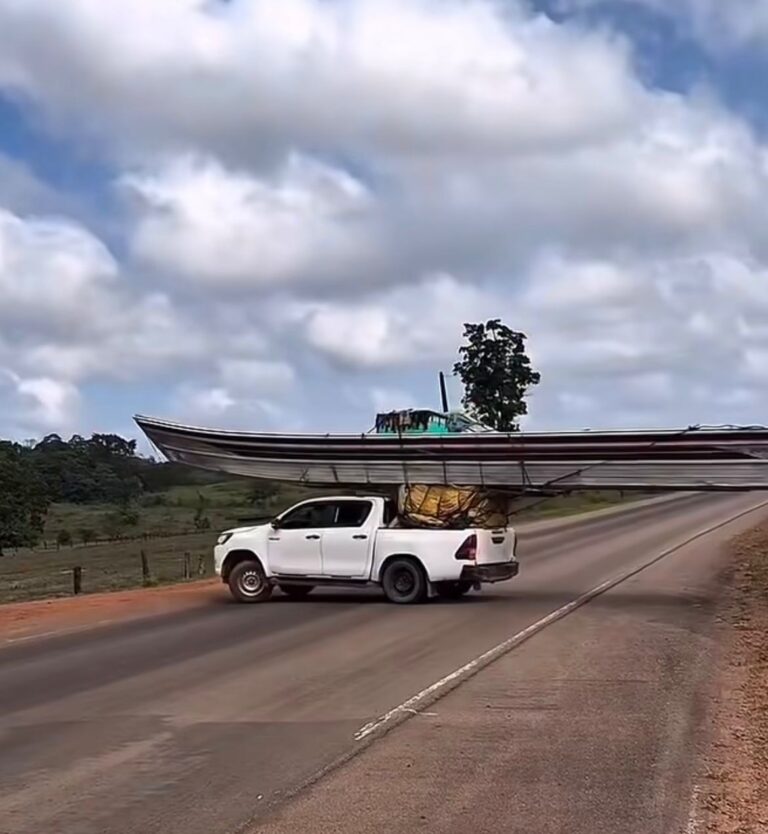 Polícia Rodoviária Federal flagra transporte irregular de embarcação em rodovia federal