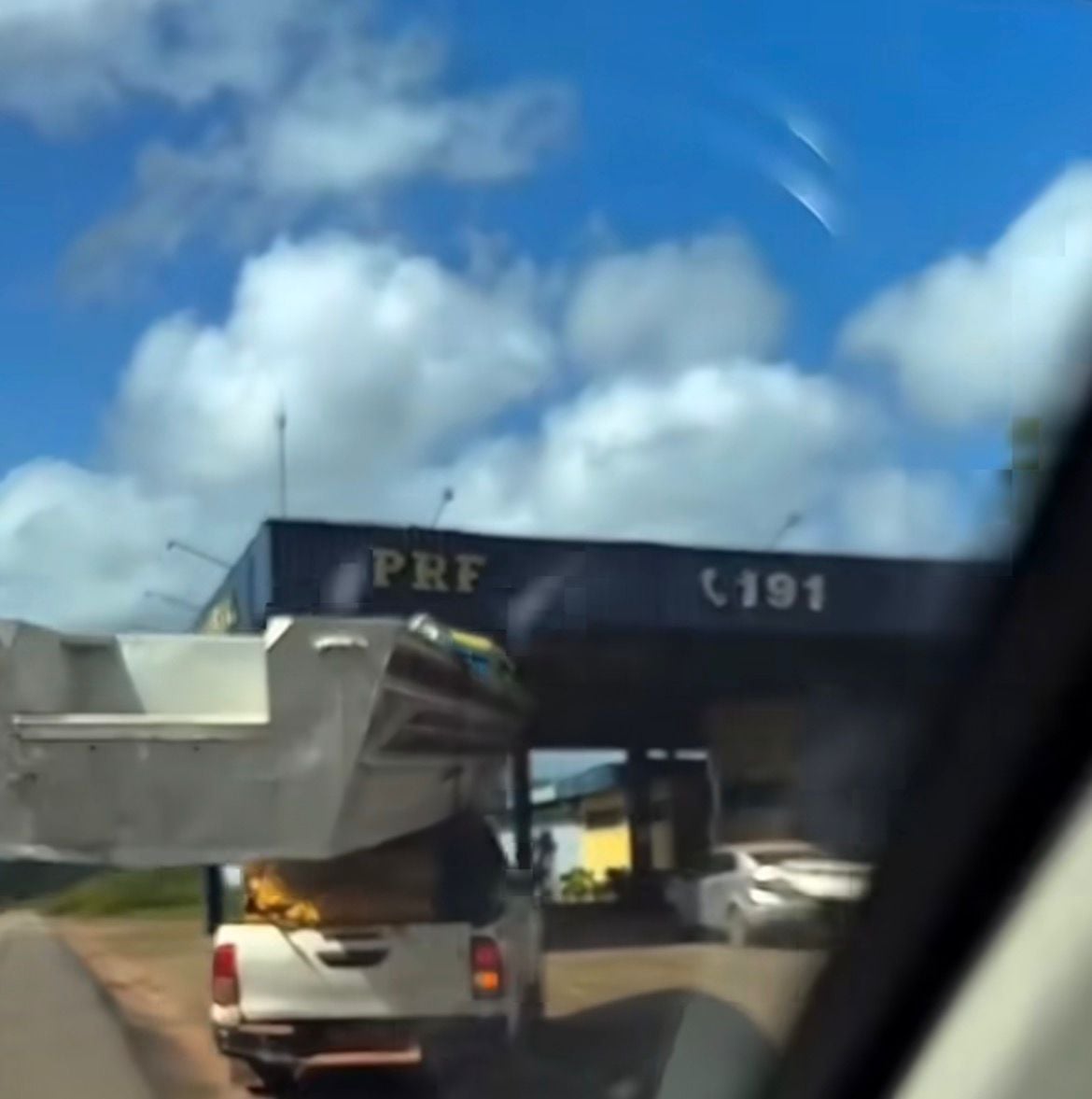  PRF flagra embarcação sendo transportada de forma irregular na BR-156 e alerta para riscos à segurança de motoristas e passageiros na rodovia.