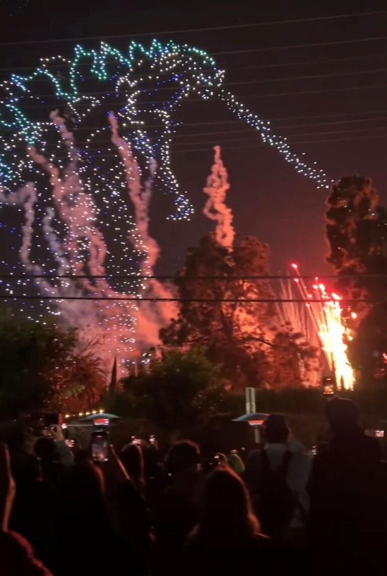 Série com Godzilla e King Kong inspira show aéreo histórico com drones