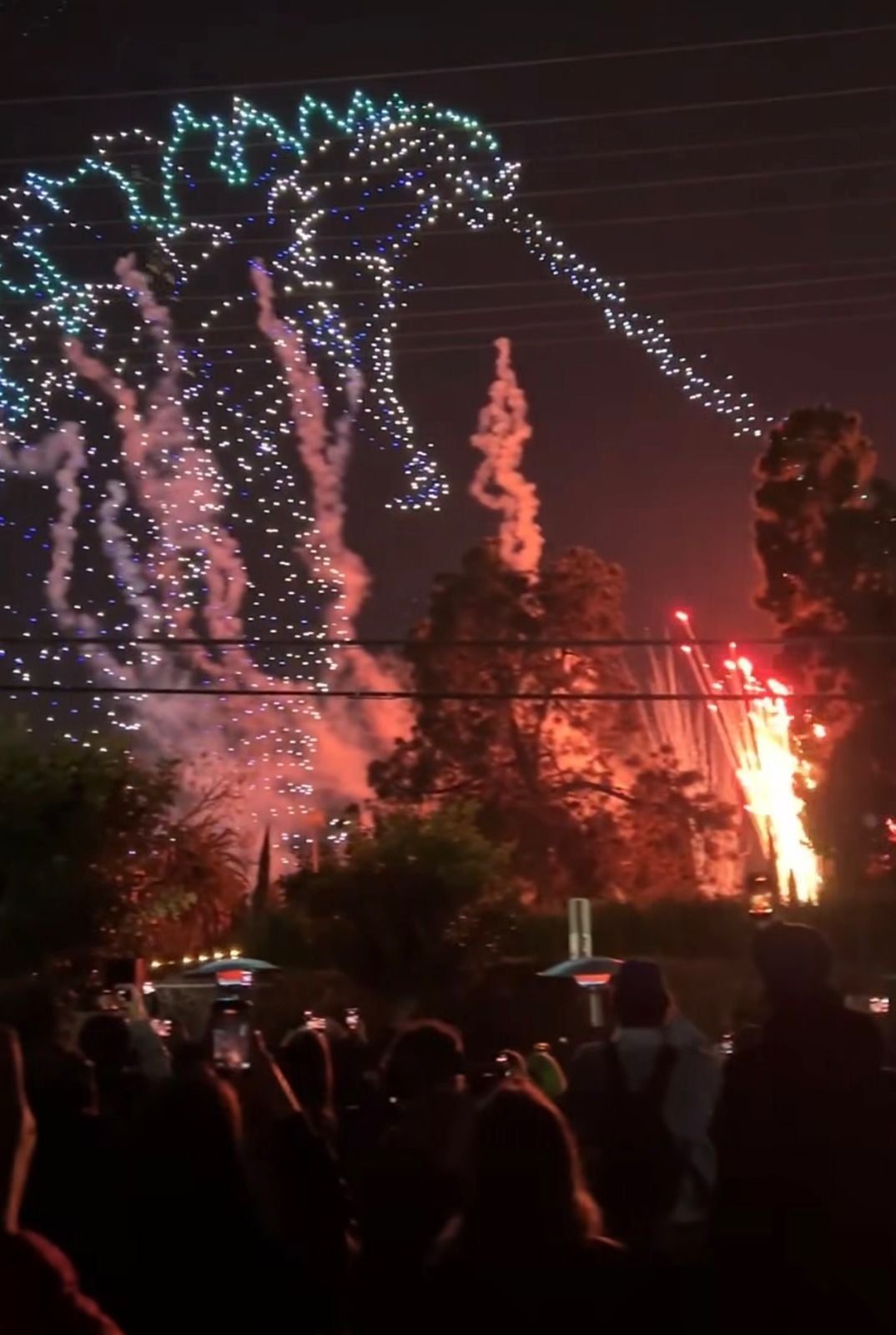 Exibição aérea com drones formou Godzilla e King Kong no céu e entrou para o Guinness como recorde mundial de maior personagem fictício projetado.