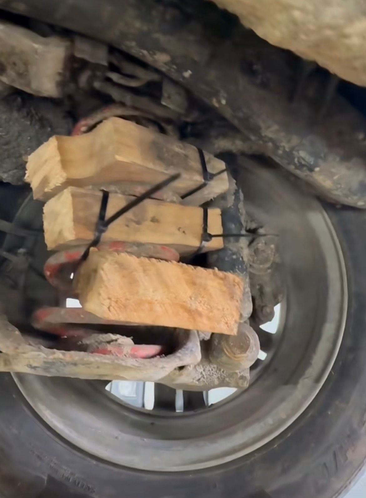 Ao ir trocar a suspensão, mecânico encontra pedaços de madeira no lugar das peças originais