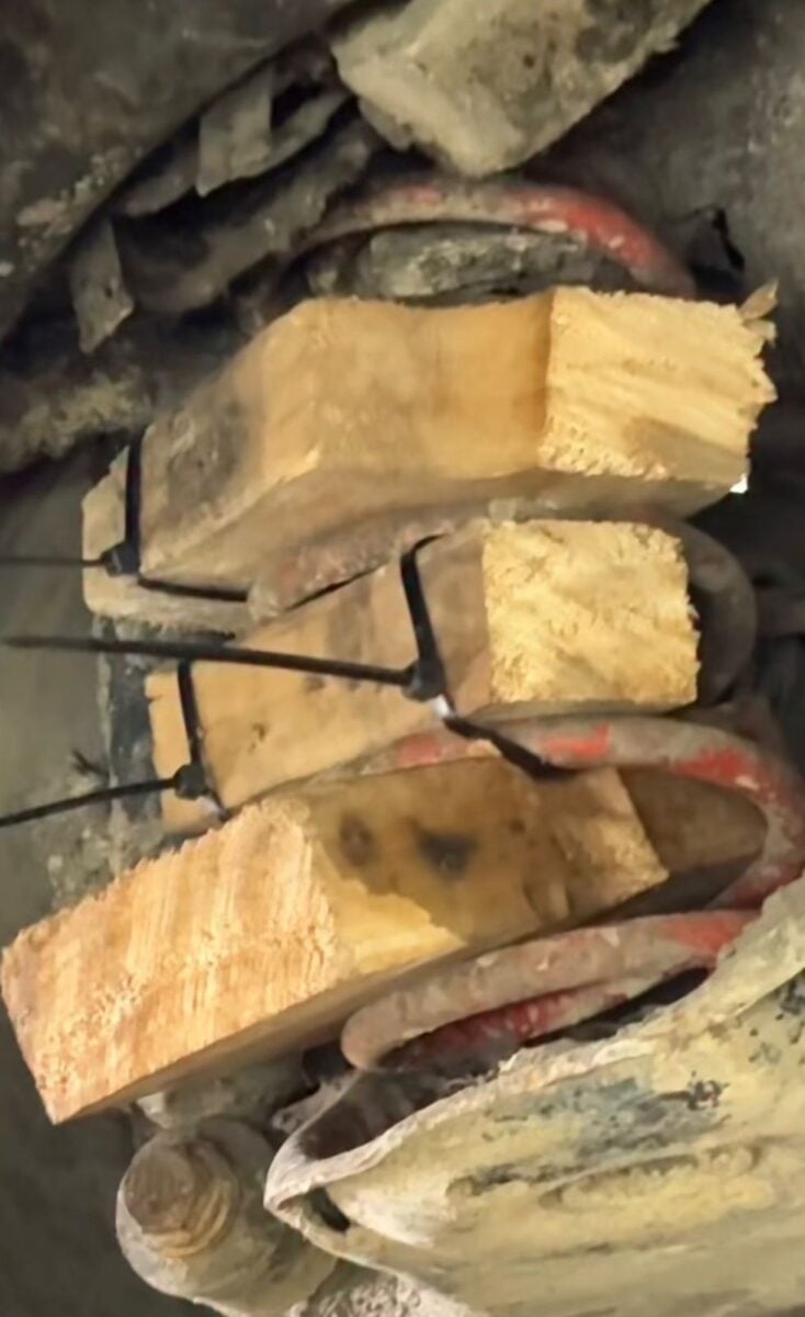 Ao ir trocar a suspensão, mecânico encontra pedaços de madeira no lugar das peças originais