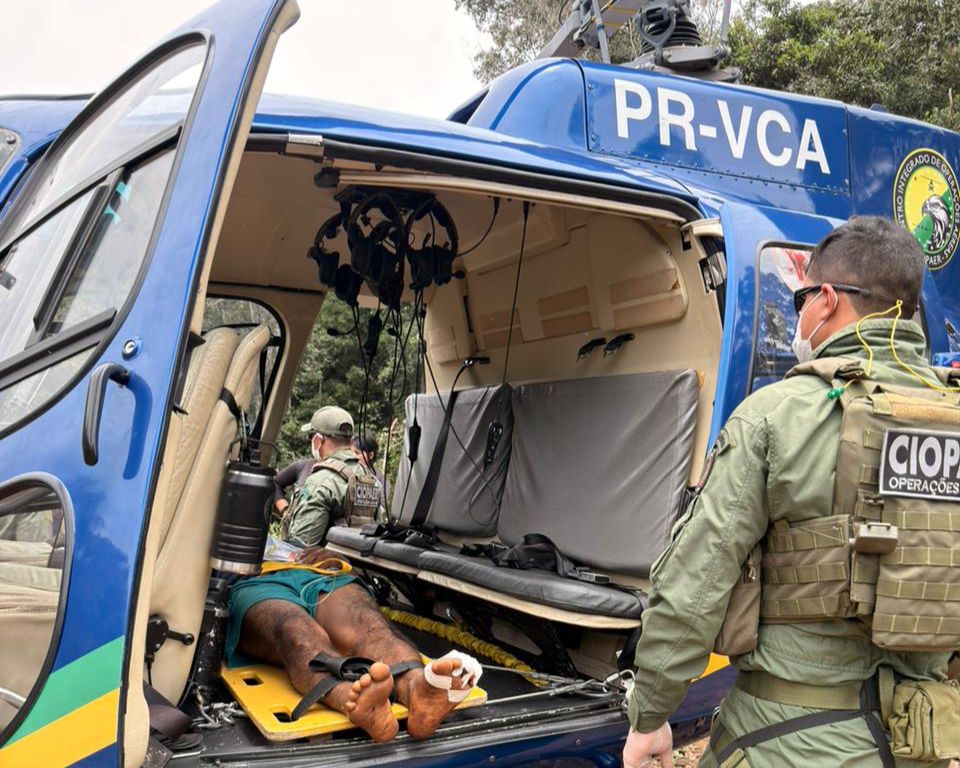 Homem picado por surucucu foi resgatado por helicóptero após abertura de clareira em região de difícil acesso.
