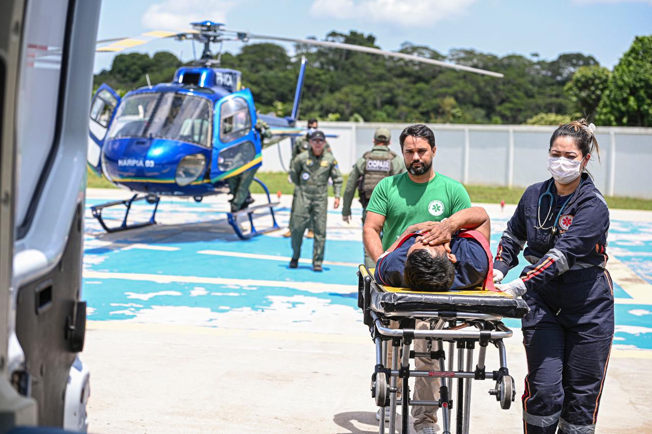 Homem picado por surucucu foi resgatado por helicóptero após abertura de clareira em região de difícil acesso.