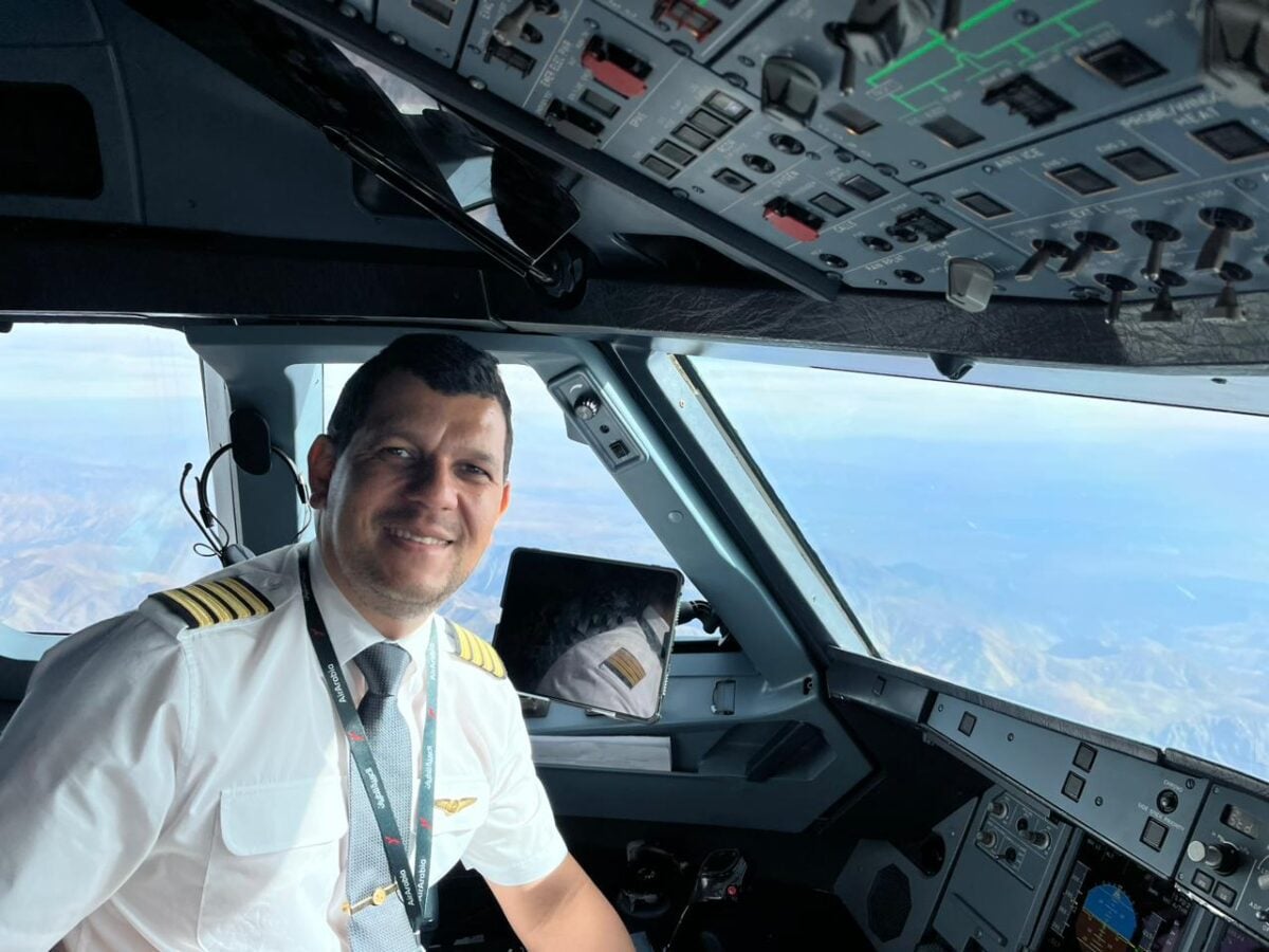 Acreano que atua como piloto na Arábia Saudita diz que operações seguem normais e relata impacto pontual dos conflitos na aviação regional.