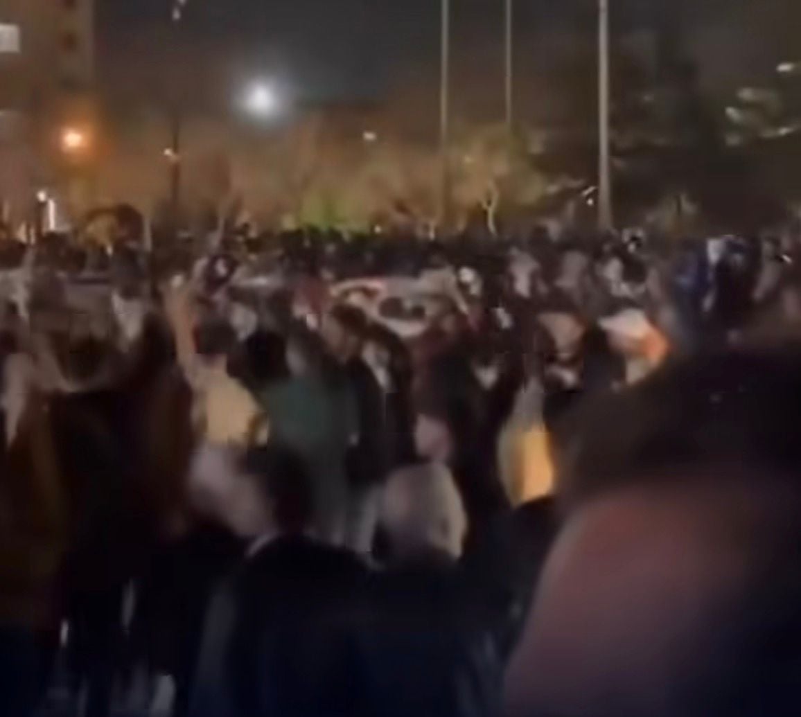 Imagens mostram grupos reunidos em diferentes pontos do país após anúncio da morte do aiatolá.