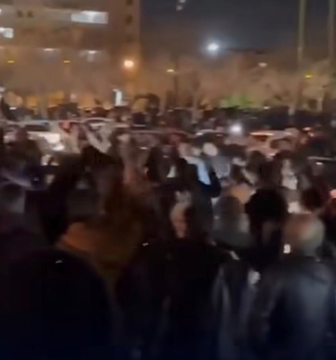 Imagens mostram grupos reunidos em diferentes pontos do país após anúncio da morte do aiatolá.