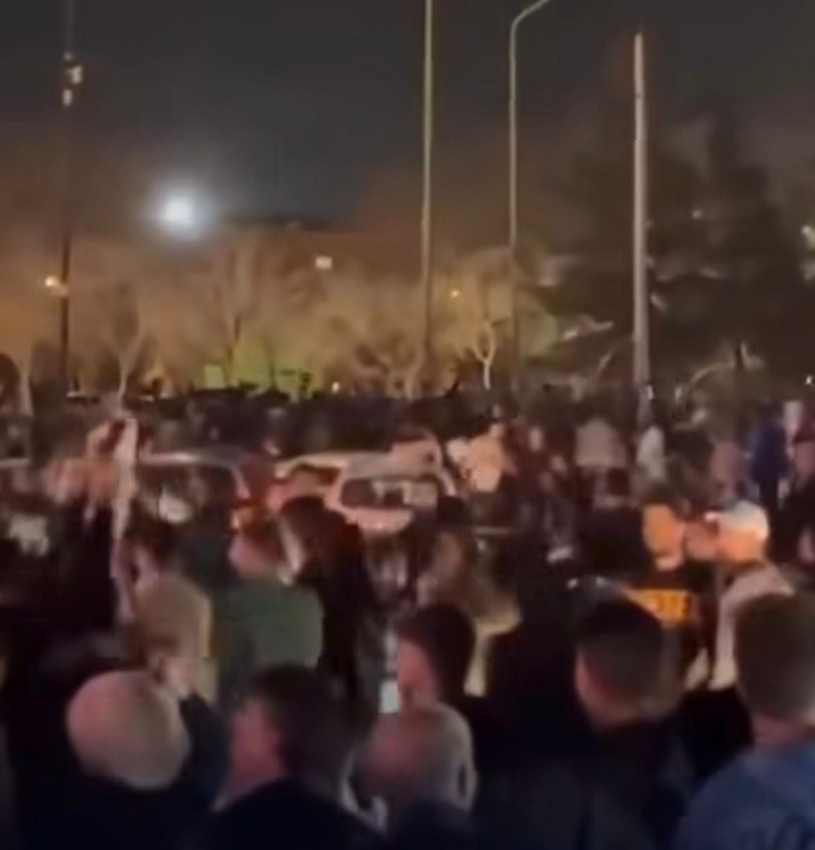 Imagens mostram grupos reunidos em diferentes pontos do país após anúncio da morte do aiatolá.