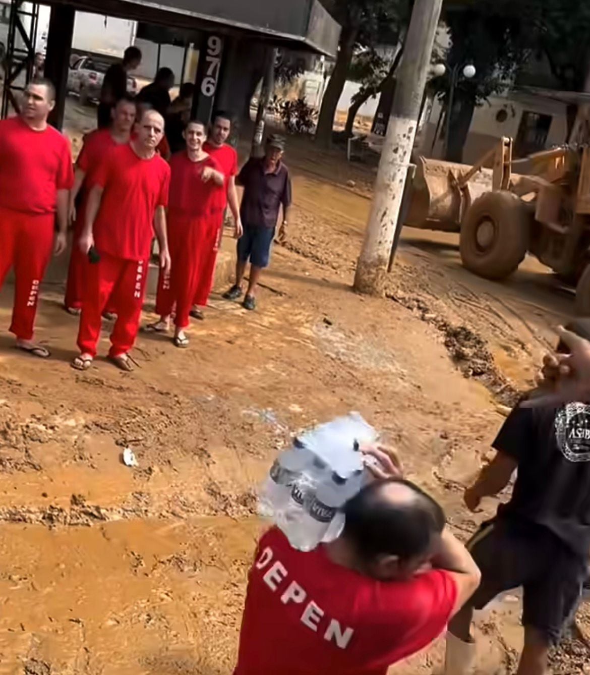 Onze detentos foram mobilizados para ajudar na limpeza após chuvas deixarem ruas com lama e entulho