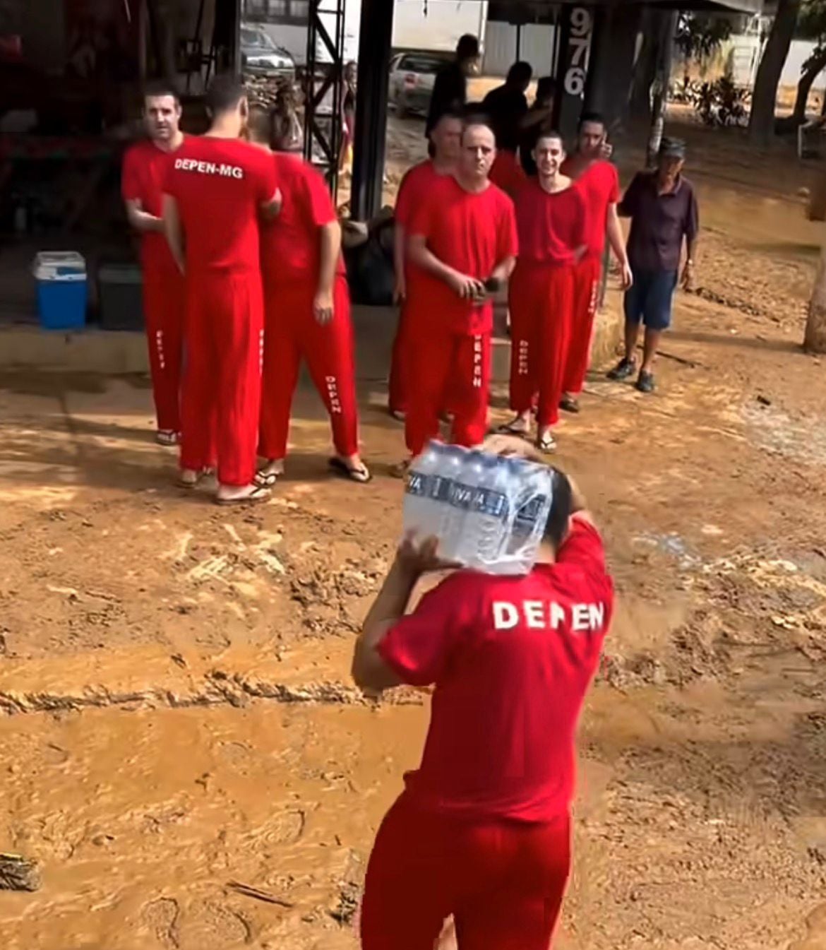 Onze detentos foram mobilizados para ajudar na limpeza após chuvas deixarem ruas com lama e entulho