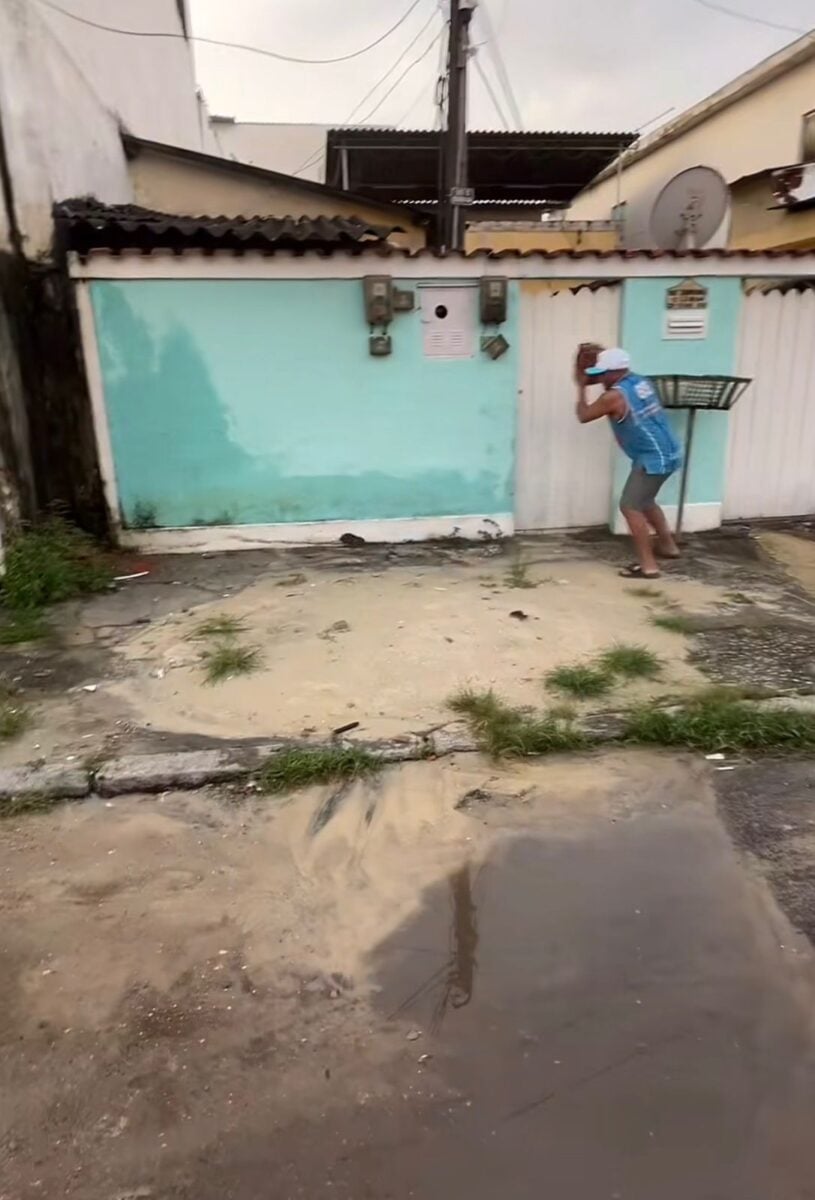 Vídeo publicado na internet mostra pessoas perseguindo um rato que desvia das tentativas de ser atingido; cena gerou muitos comentários e curtidas.