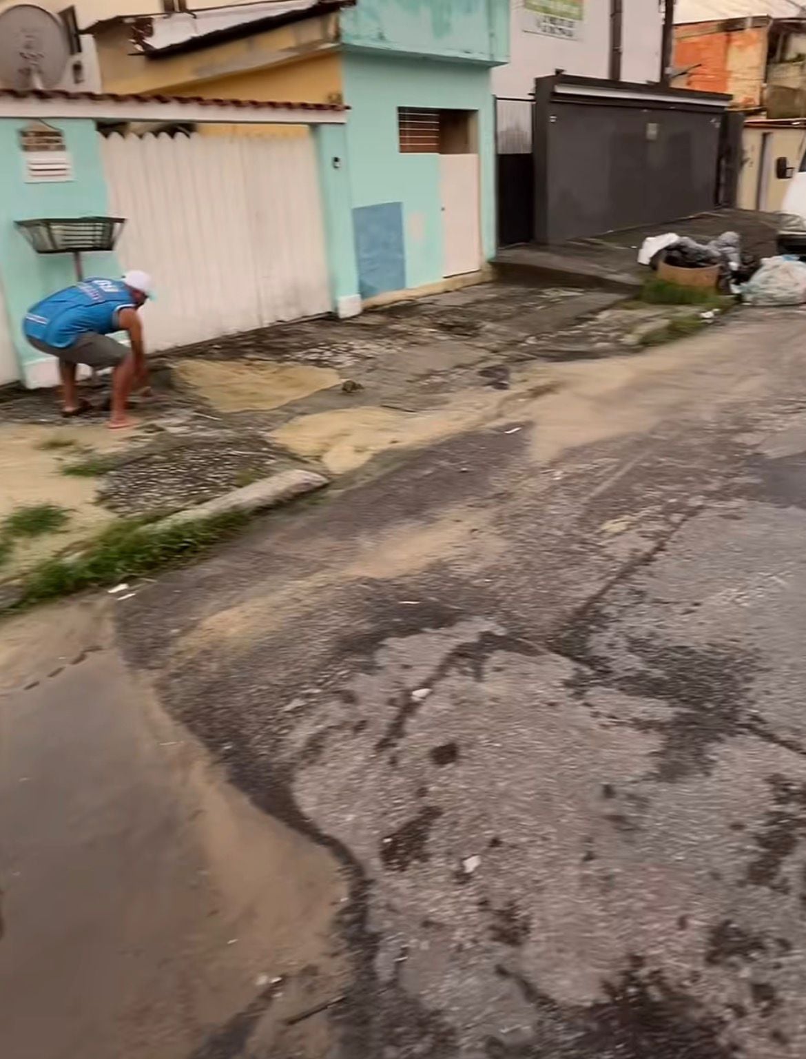 Vídeo publicado na internet mostra pessoas perseguindo um rato que desvia das tentativas de ser atingido; cena gerou muitos comentários e curtidas.