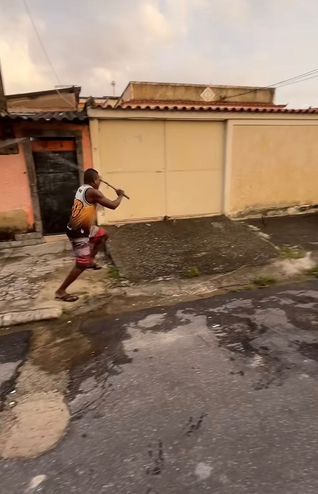 Vídeo publicado na internet mostra pessoas perseguindo um rato que desvia das tentativas de ser atingido; cena gerou muitos comentários e curtidas.