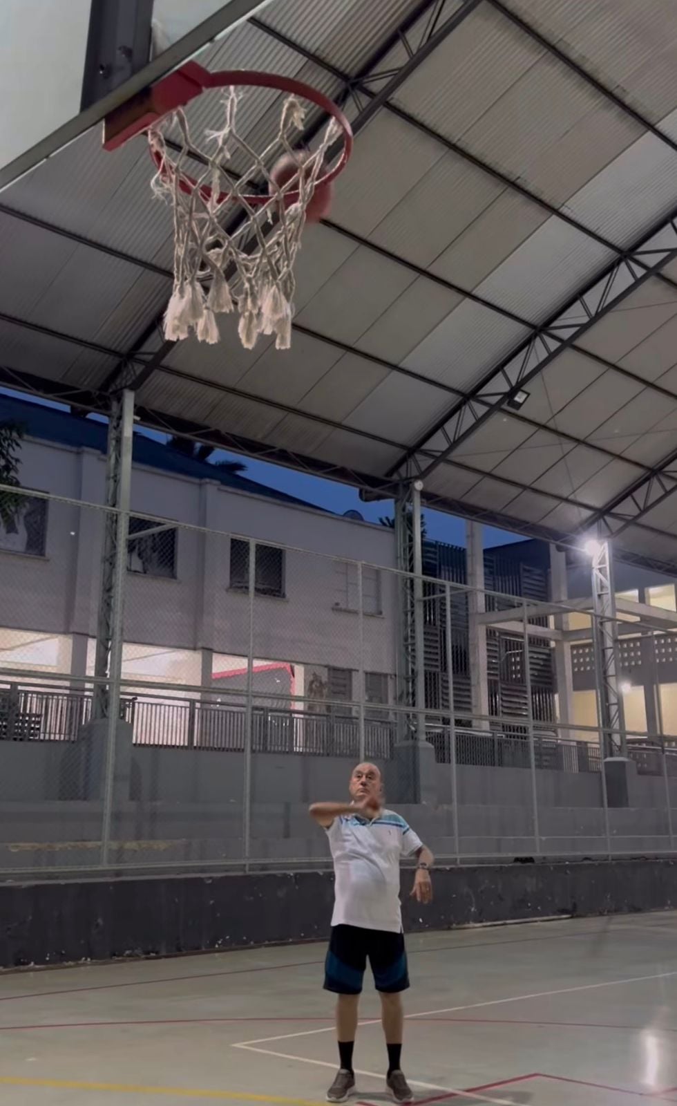 Prefeito Tião Bocalom compartilhou vídeo treinando basquete após convite da ABMAC. Publicação destacou importância do esporte e gerou interações.