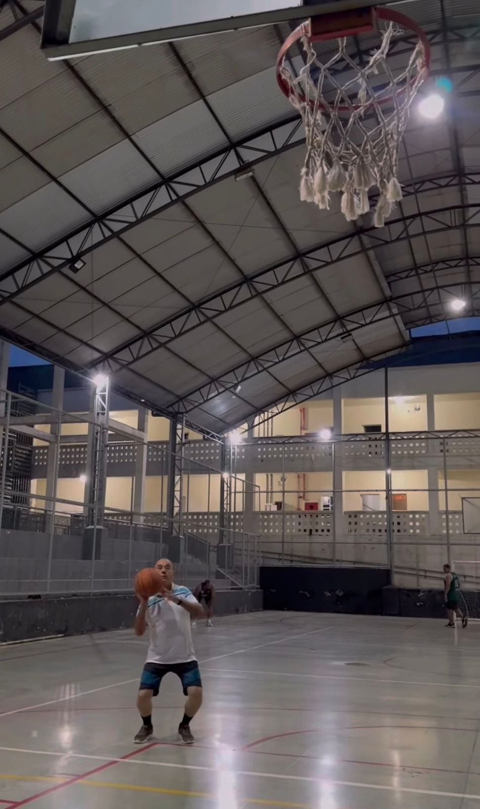 Prefeito Tião Bocalom compartilhou vídeo treinando basquete após convite da ABMAC. Publicação destacou importância do esporte e gerou interações.