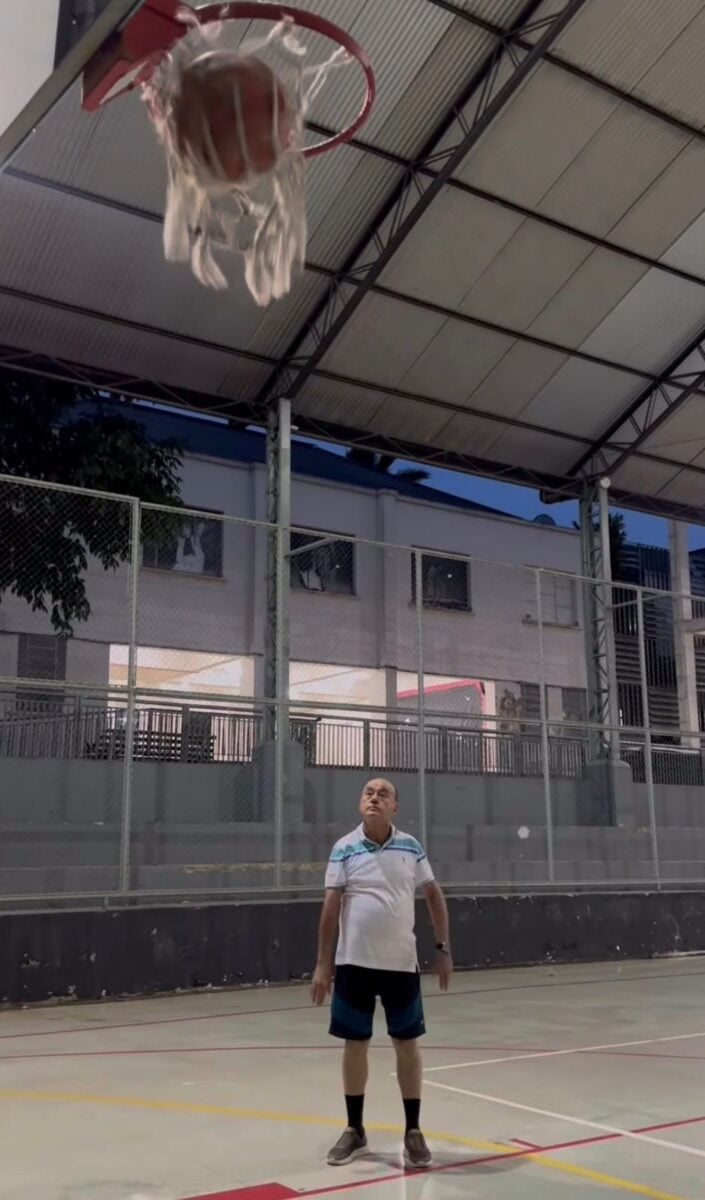 Prefeito Tião Bocalom compartilhou vídeo treinando basquete após convite da ABMAC. Publicação destacou importância do esporte e gerou interações.