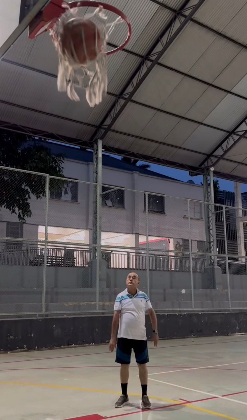 Prefeito Tião Bocalom compartilhou vídeo treinando basquete após convite da ABMAC. Publicação destacou importância do esporte e gerou interações.