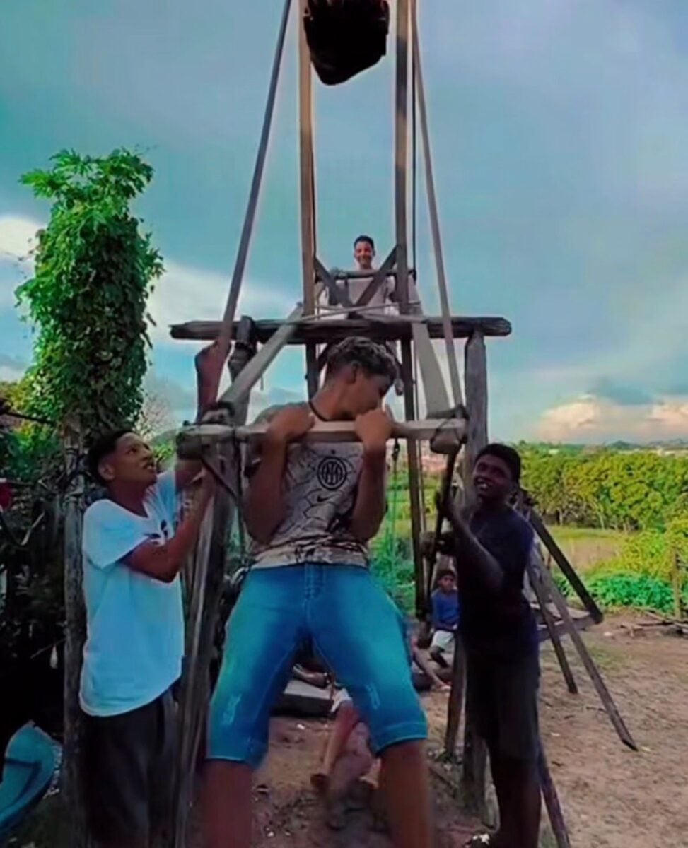 Kauan, do Maranhão, viralizou ao construir brinquedos artesanais com madeira e publicar vídeos nas redes sociais, acumulando curtidas e comentários.