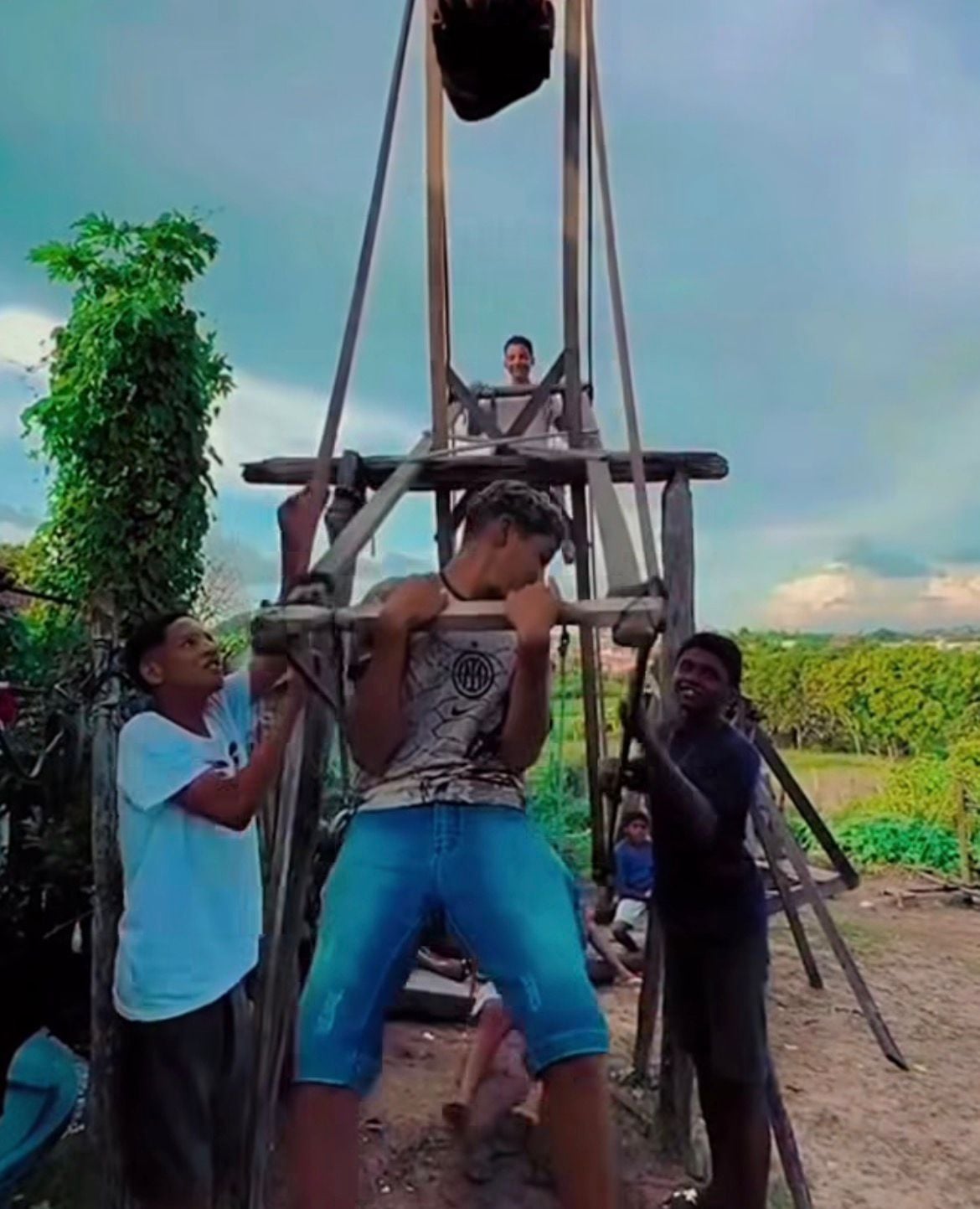 Kauan, do Maranhão, viralizou ao construir brinquedos artesanais com madeira e publicar vídeos nas redes sociais, acumulando curtidas e comentários.