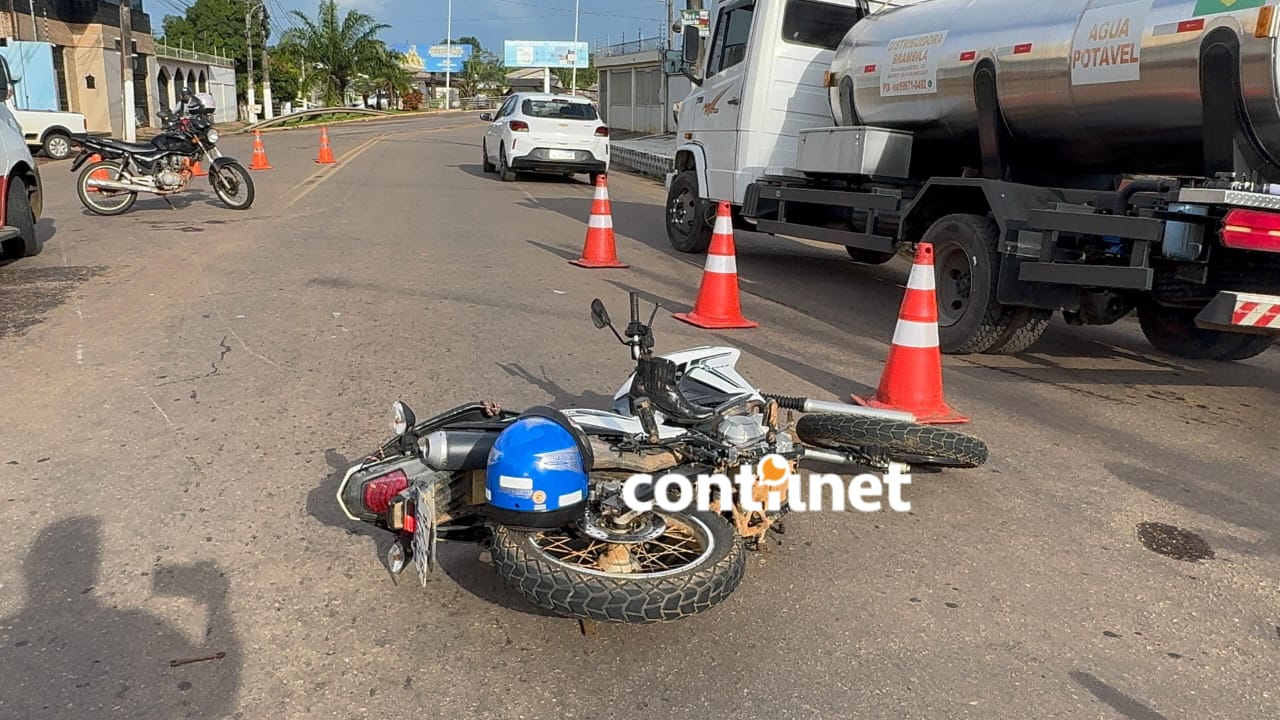 Dois motociclistas ficaram gravemente feridos após uma colisão registrada na tarde desta segunda-feira (23), no cruzamento da Avenida Ceará com a Rua Santa Catarina