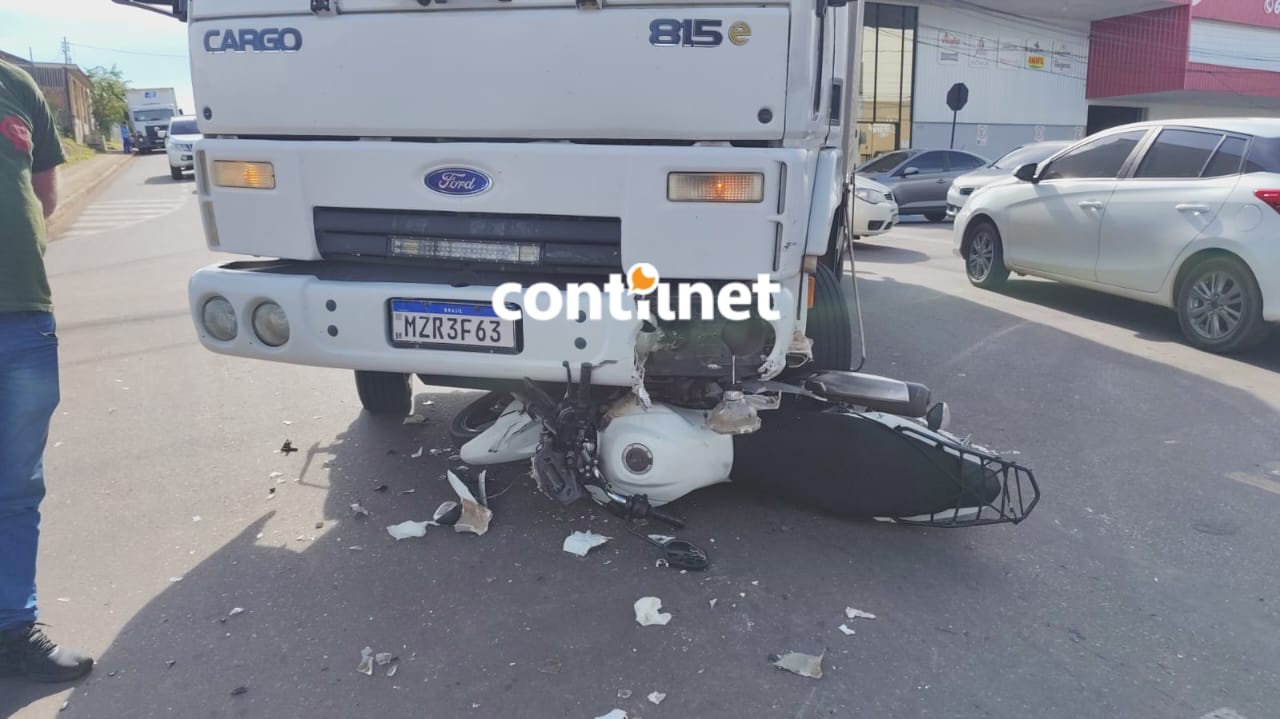 Acidente entre caminhão e motocicleta deixa mãe e filho feridos em Rio Branco