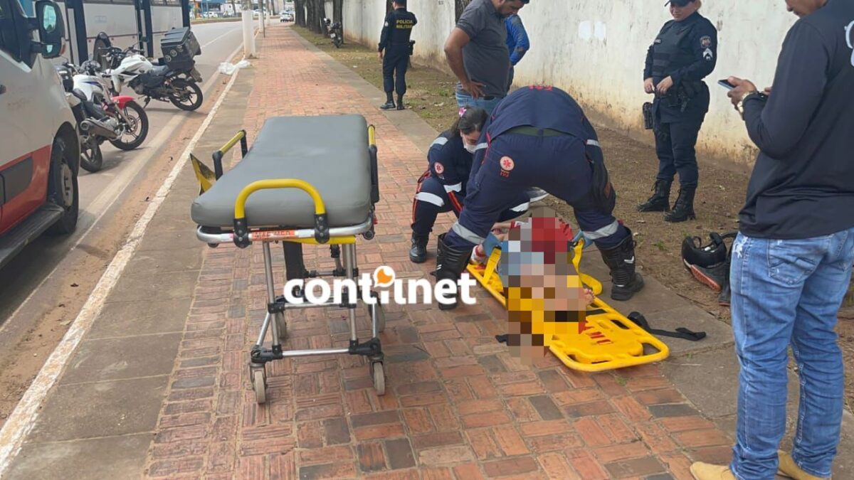 Criança de 4 anos sendo socorrida por paramédicos