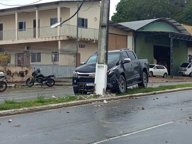 Motorista perde controle de veículo e colide contra poste em avenida de Cruzeiro do Sul