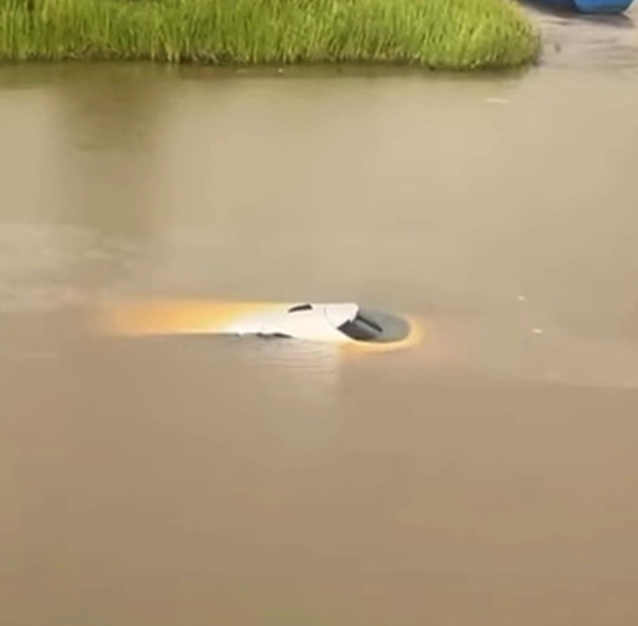 Uma mulher, ainda não identificada, perdeu o controle do veículo que conduzia, saiu da pista e caiu dentro de um açude às margens da estrada