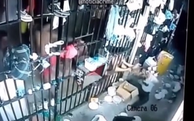 Vídeo mostra agente penitenciária sendo puxada pelo cabelo durante entrega de alimentação