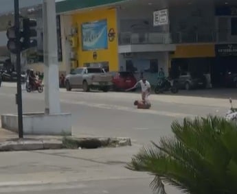 Homem agride morador de rua com pedaço de madeira no centro de Cruzeiro do Sul
