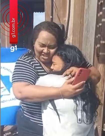 Diretora vai até casa de ex-aluna para anunciar aprovação na UFPA