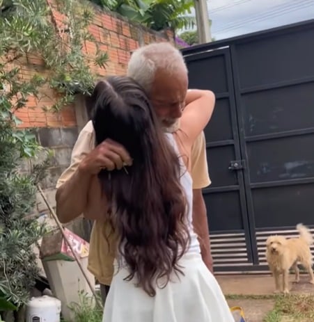 Pai pedreiro se emociona ao descobrir que filha foi aprovada na universidade