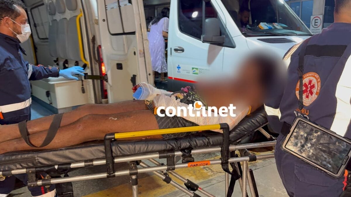 Mulher sendo socorrida por paramédicos/Foto: ContilNet