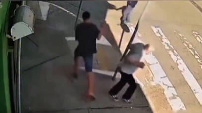 Homem rouba celular e é atropelado por ônibus