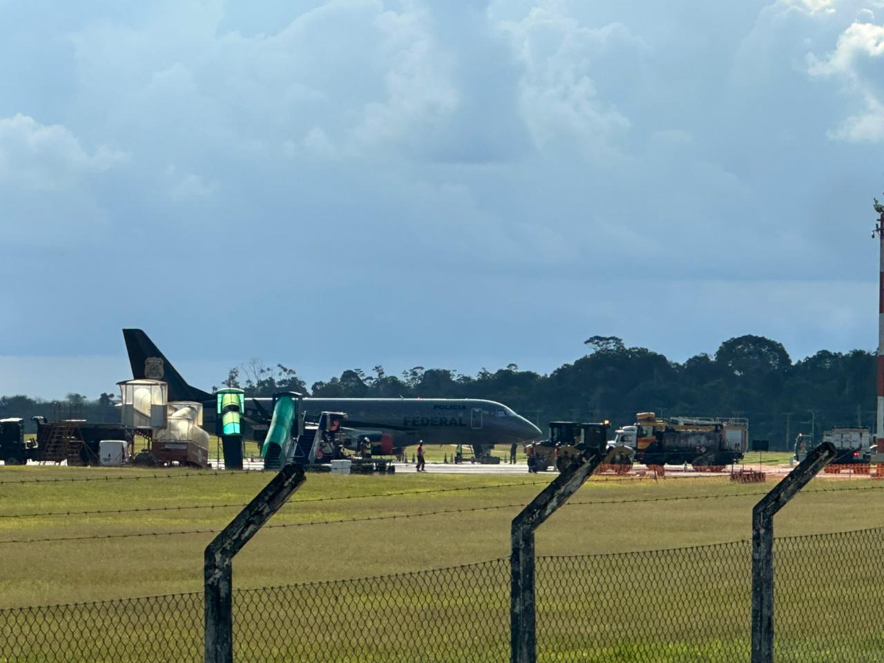 Avião da Polícia Federal desembarca armamentos e munições em Cruzeiro do Sul