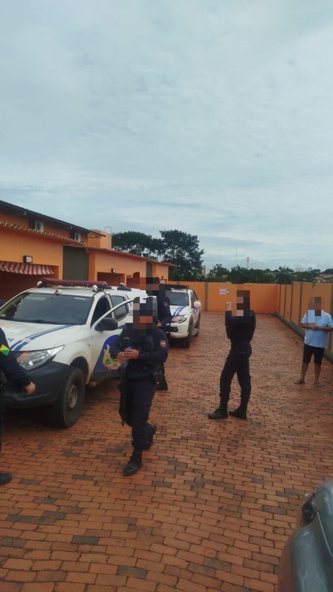 A PM prendeu o advogado A. V. de A. N. no Motel Classic, em Rio Branco, sob suspeita de estupro, ameaça e cárcere privado contra o jovem peruano T. E. F. V., de 18 anos