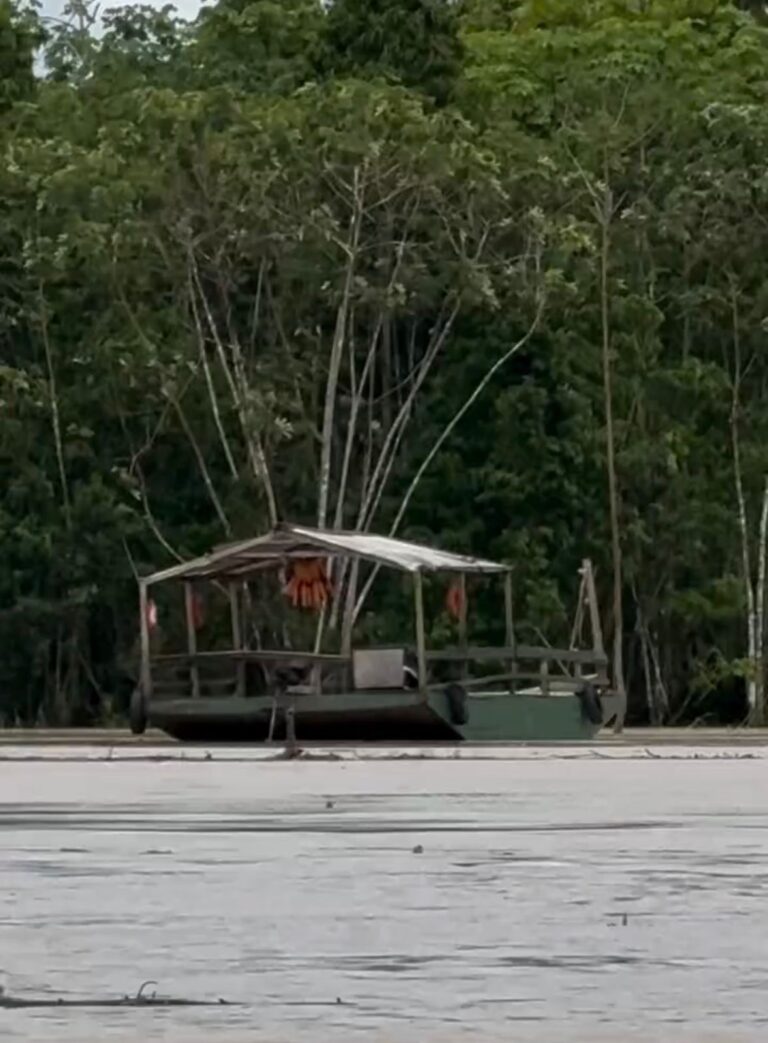 Balsa que faz a travessia em Cruzeiro do Sul se solta de porto e vai parar em município do Amazonas