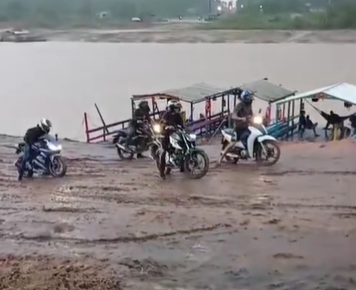 A rodovia que também dá acesso ao município por via terrestre, está interditada em decorrência de pontos de alagamento