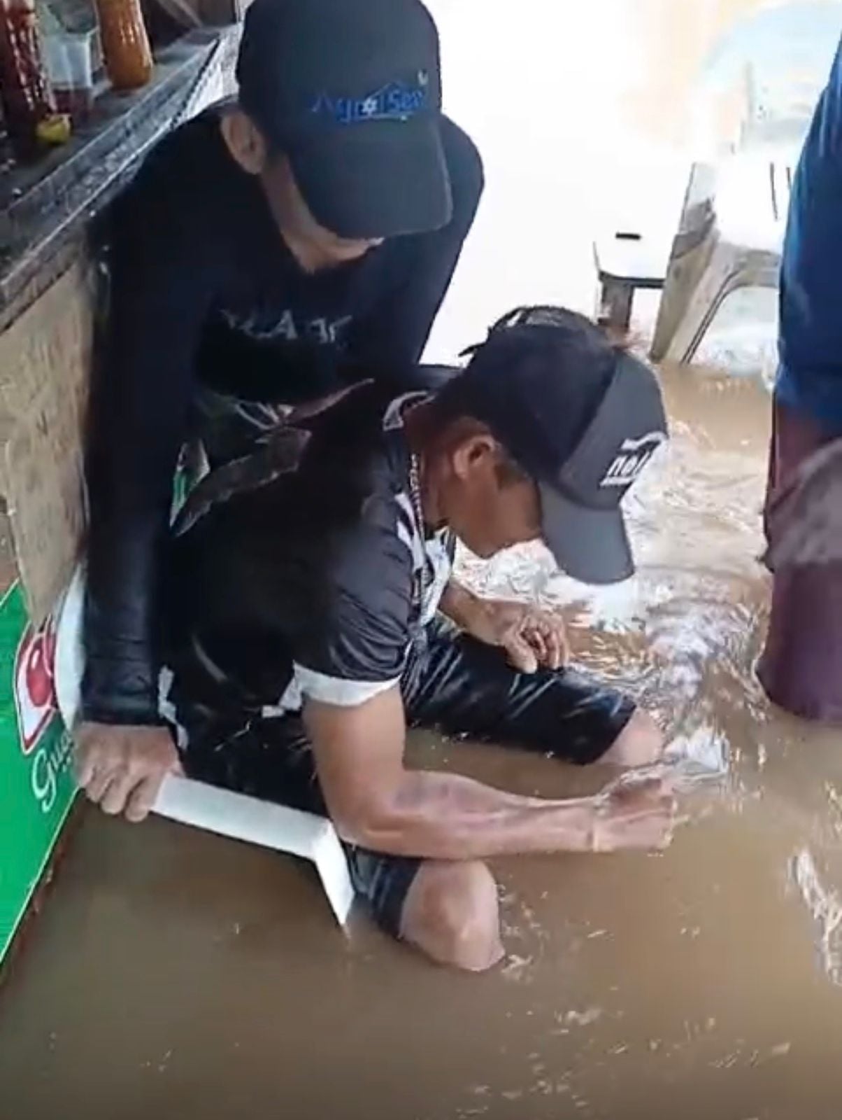 Os clientes seguiram no bar mesmo após o estabelecimento ser inundado