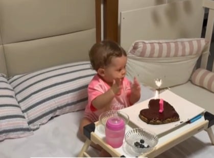 Alerta de fofuromêtro: bebê comemora 1 ano com café da manhã especial na cama