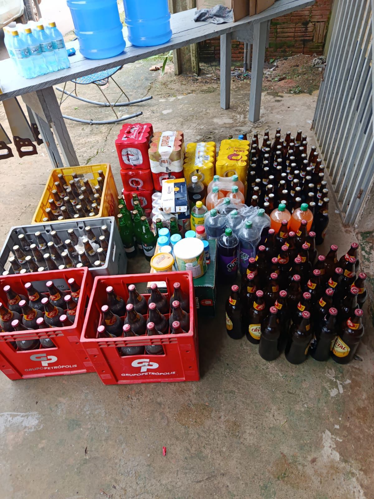 De acordo com a Vigilância Sanitária, a comercialização de produtos vencidos é considerada crime contra a saúde pública