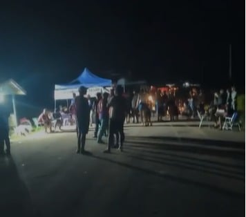 Moradores bloqueiam trecho da BR-364 em protesto contra buracos na rodovia