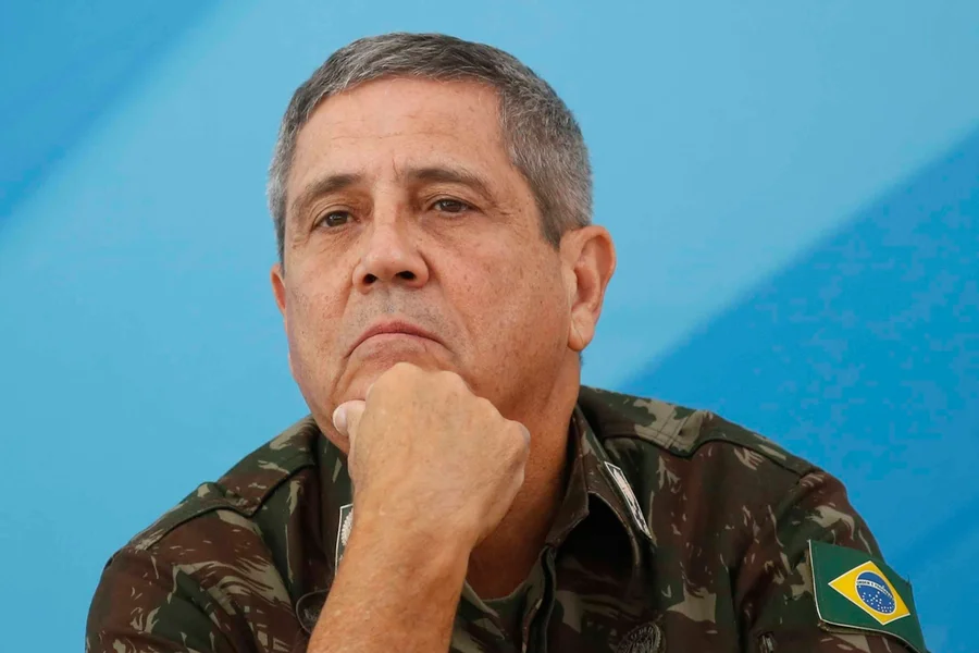 Defesa do general Walter Braga Netto pede ao STF autorização para curso superior a distância como forma de remição de pena e solicita instalação de TV a cabo na cela.