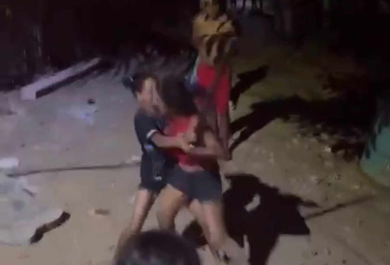 Durante a confusão, um idoso tenta intervir para separar as mulheres, mas acaba caindo ao chão