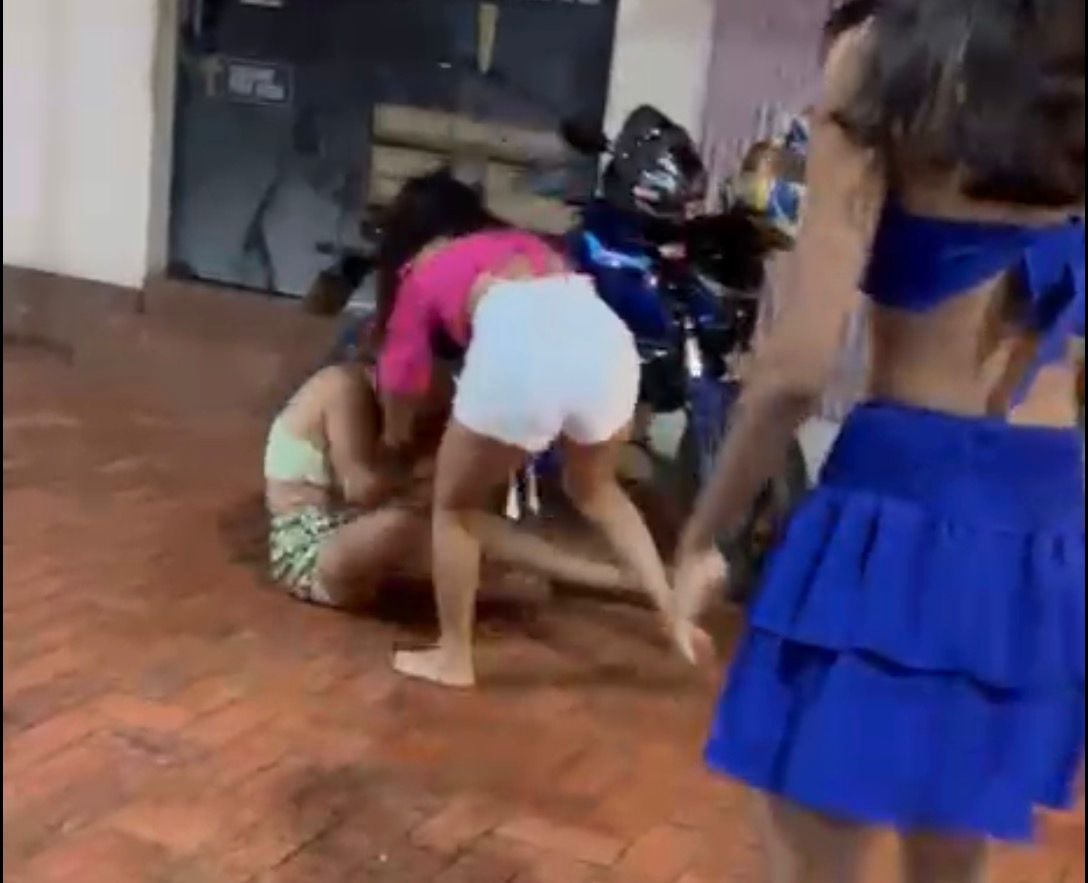 Um vídeo enviado à redação mostra o momento em que as jovens entram em luta corporal