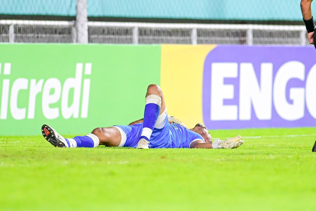 Bruno é atingido no peito na primeira defesa e recebe atendimento em campo